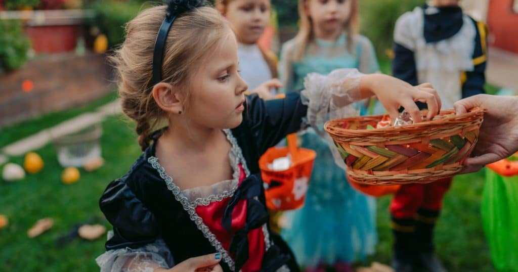 Little girl trick-or-treating https://www.autismparentingmagazine.com/prepare-for-trick-or-treating/