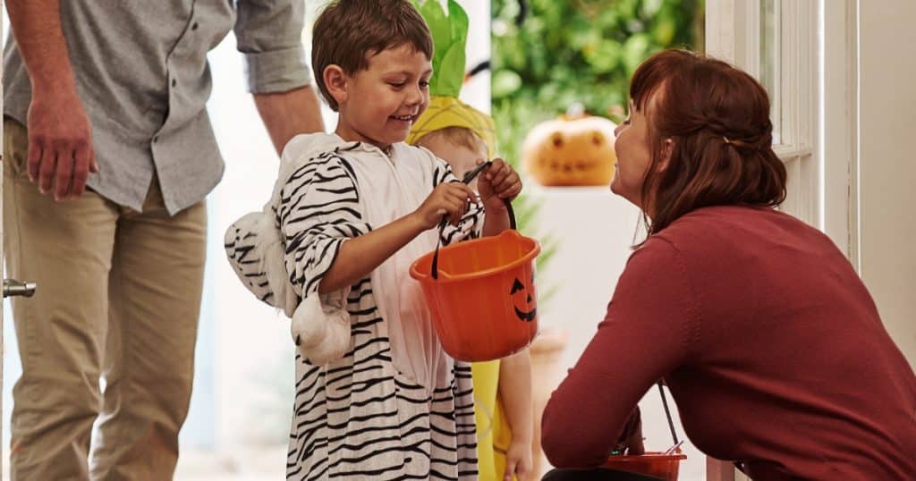 A little boy trick-or-treating https://www.autismparentingmagazine.com/prepare-for-trick-or-treating/